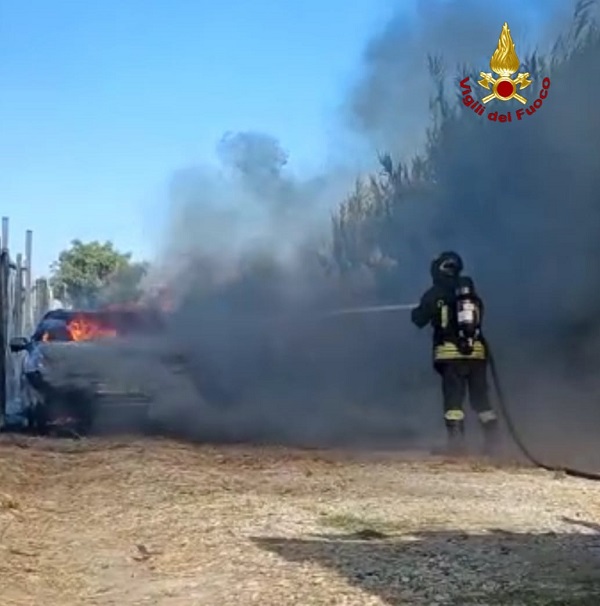 Tragedia sfiorata a Crotone, bombola di gas esplode durante lo spegnimento del rogo, illesi i vigili del fuoco