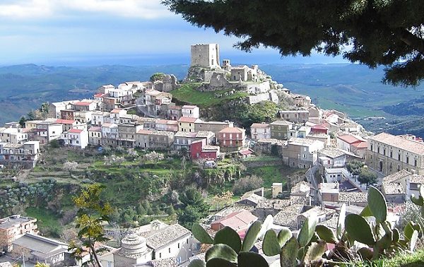 Belcastro, frana su una strada