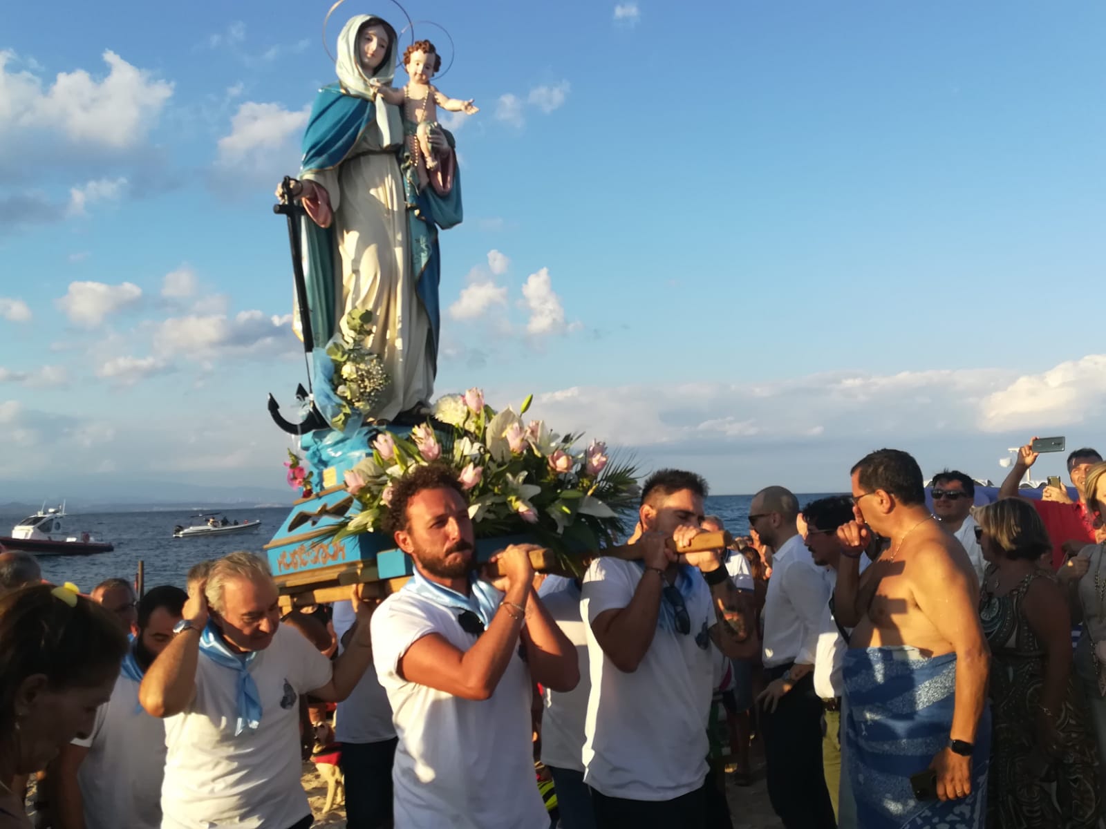 Soverato, in tantissimi per la processione in mare della Madonna di Porto Salvo (FOTO). Speciale TV su RTC (Video)