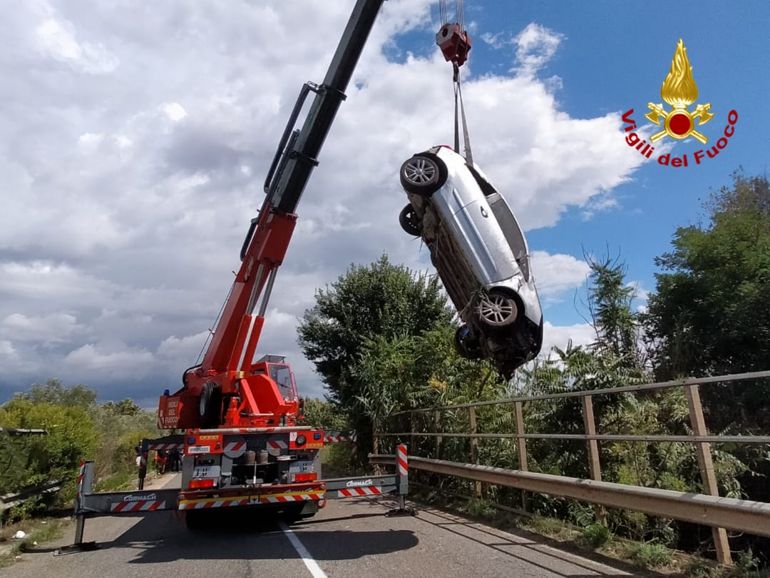 Lamezia, auto finisce in un torrente e si ribalta, perde la vita un giovane