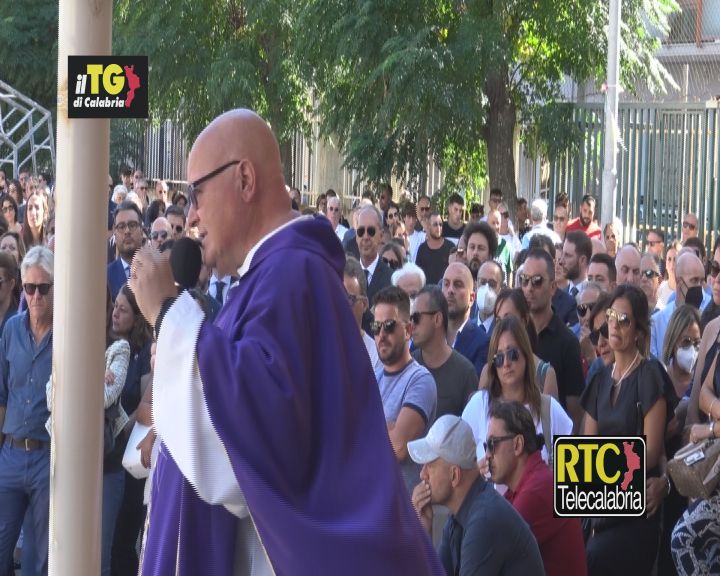 Soverato, dolore e commozione ai funerali dello sfortunato Giuseppe Teti (VIDEO)