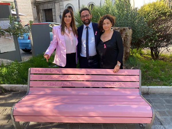 Catanzaro/ Campagna di prevenzione del tumore al seno, inaugurata la “Panchina Rosa” in piazza Garibaldi