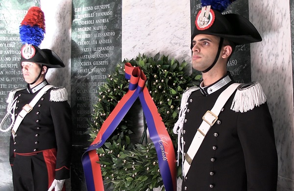 Catanzaro, nel giorno della commemorazione dei defunti i Carabinieri rendono onore ai militari caduti in guerra e nel dopoguerra