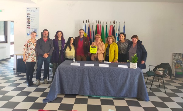 Catanzaro, l’associazione Universo Minori dona un defibrillatore all’I.C. Don Milani Sala