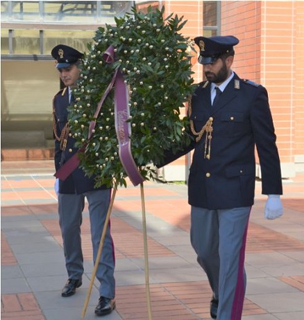 Questura di Catanzaro, una corona di alloro per ricordare i caduti della Polizia di Stato