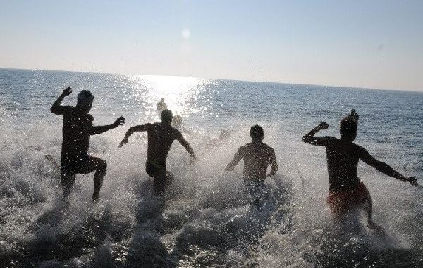 Locri, in 28 per il tuffo in mare di Natale