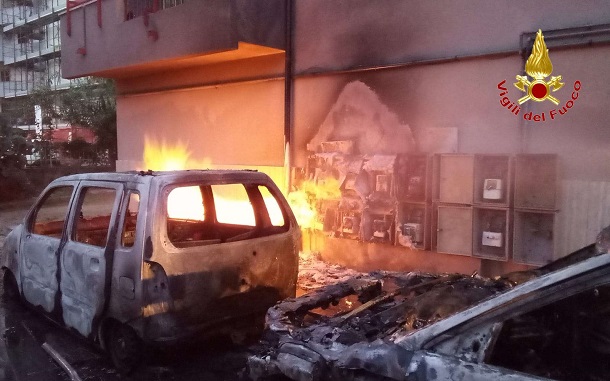 Tropea/ Incendio distrugge due autovetture e contatori del gas di una palazzina