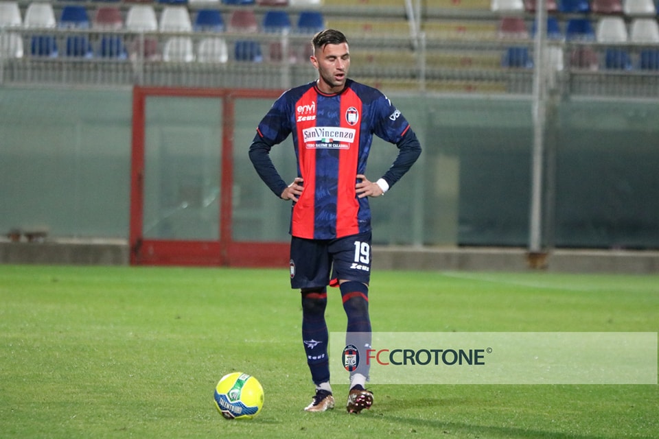 Calcio, il Crotone batte il Pescara 1 a 0 e resta a meno 6 dal Catanzaro