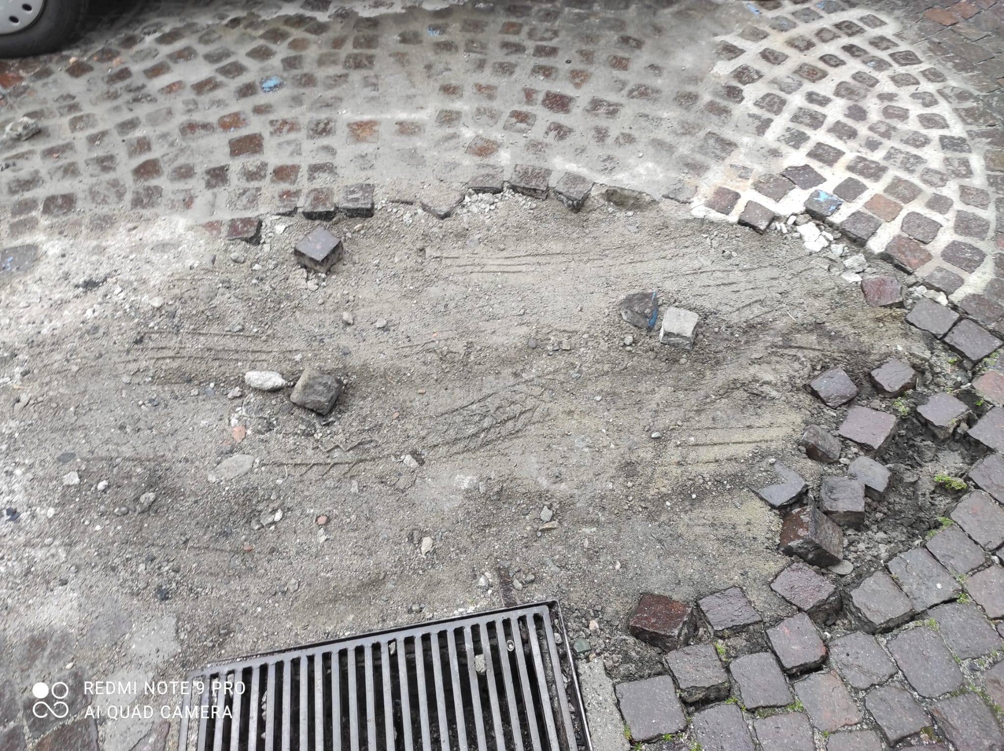 Catanzaro, buche e solchi nel quartiere Maddalena. Viabilità sempre piu’ complicata per auto e pedoni (FOTO)