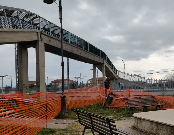 Caduta calcinacci dal sovrappasso pedonale, strade chiuse a Botricello