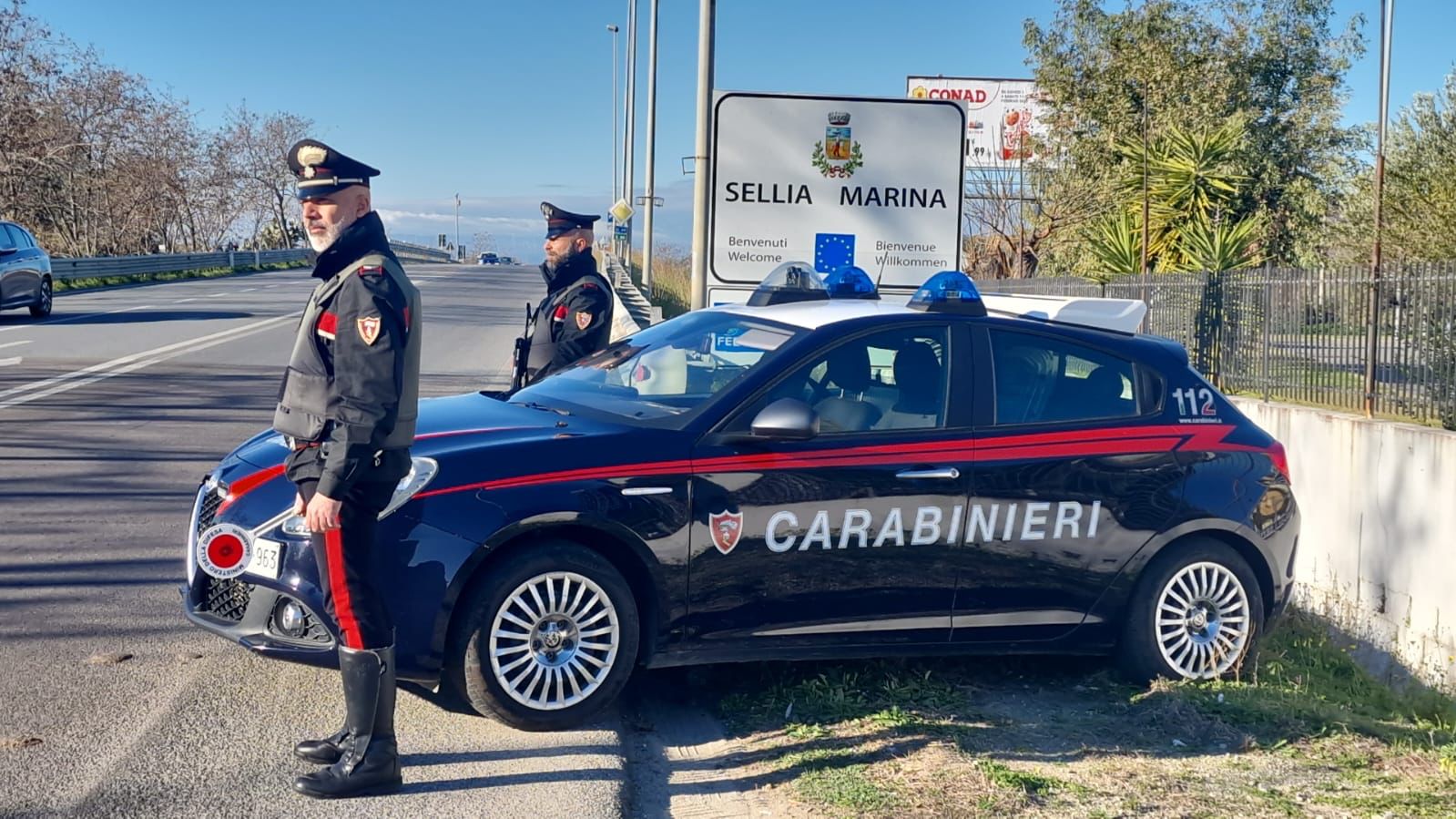 Sellia Marina, picchia i genitori per comprare la droga: arrestato un 40enne