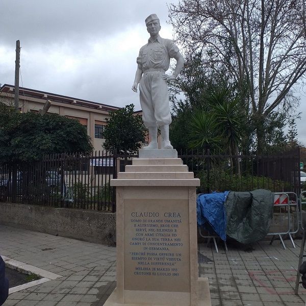 La protesta degli anarchici arriva anche a Crotone, scritte per Cospito su un monumento in piazza Crea