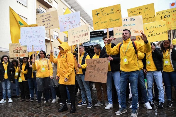 Sos frutta, i giovani di Coldiretti in piazza a Cosenza