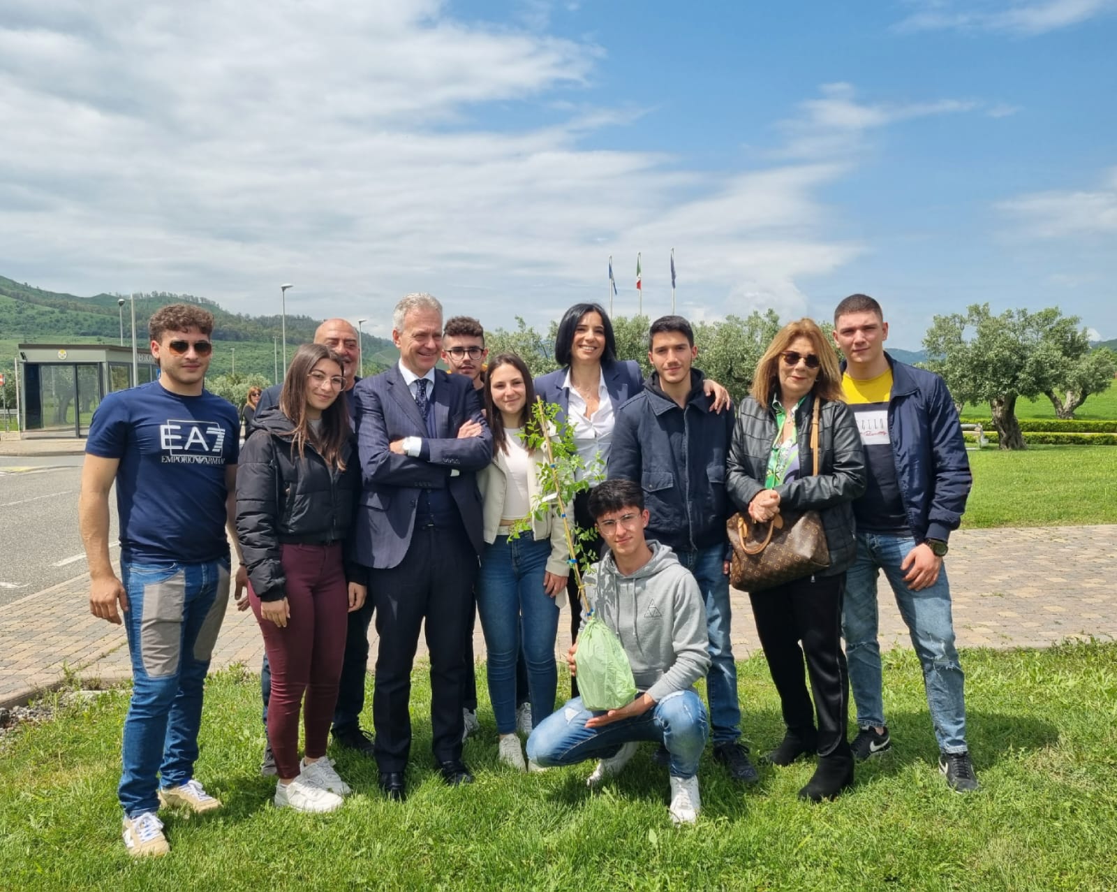 Gli studenti dell’Istituto Agrario “Vittorio Emanuele II” di Catanzaro piantano un albero in Regione nella Giornata della Biodiversità