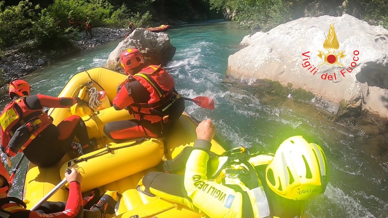 Ragazza dispersa sul fiume Lao, ci sarebbe stato uno scontro tra gommoni. Trovato il suo casco protettivo. La procura apre un’inchiesta