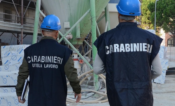 Petrizzi, i carabinieri sospendono l’attività di un cantiere edile