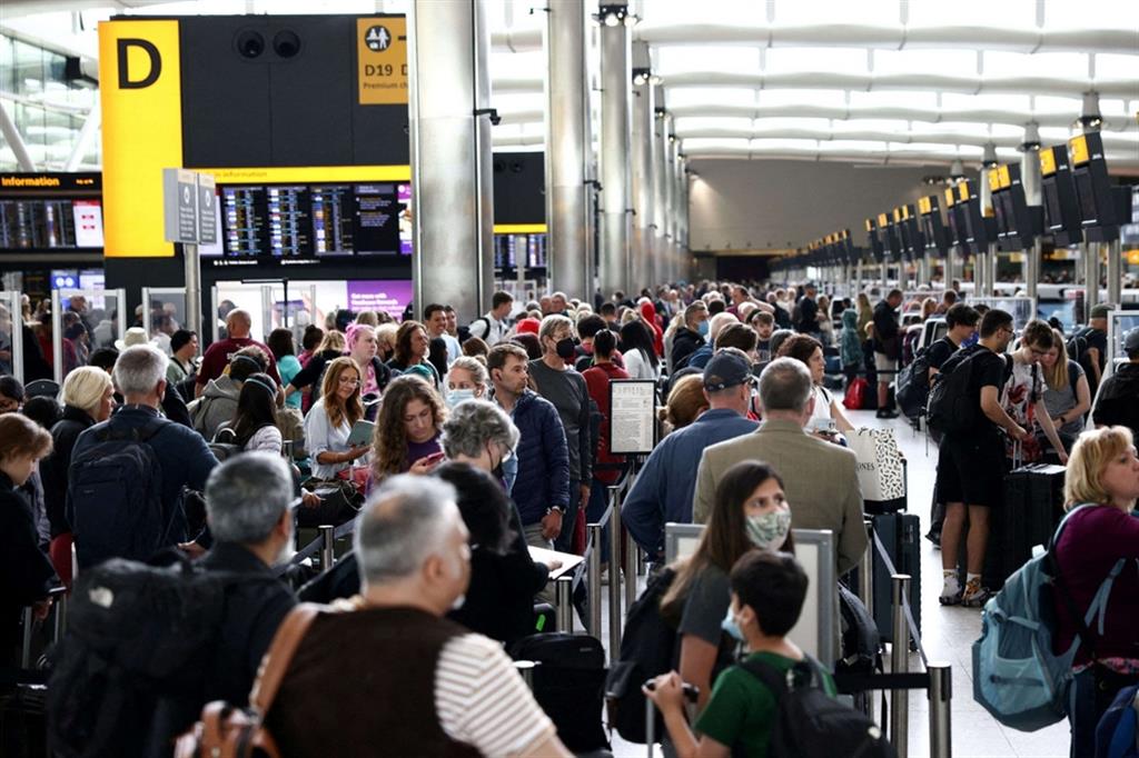 Aeroporto di Lamezia, un centinaio di passeggeri disperati: “Dovevamo partire per Milano alle 22,15 di ieri, ma siamo ancora qui. E nessuno sa dirci nulla!”