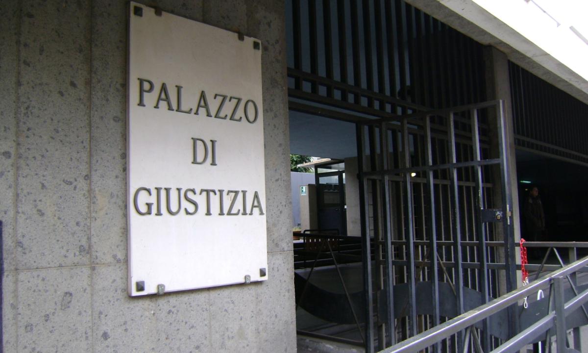 La procura di Taranto indaga sulla morte di un agente penitenziario calabrese trovato in auto agonizzante forse dopo aver accusato malore