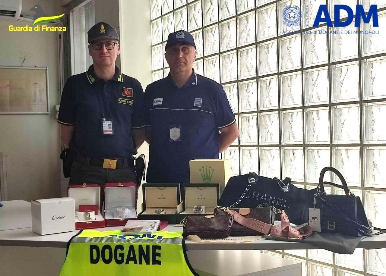 Sequestrati a un viaggiatore in aeroporto a Lamezia orologi e borse di lusso contraffatti