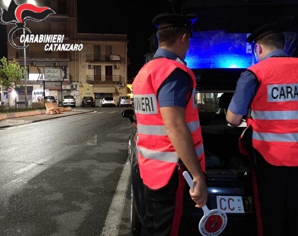 Soverato, stretta sulla movida alla vigilia del Ferragosto: musica fuori controllo in due locali e 2 arresti per “codice rosso”