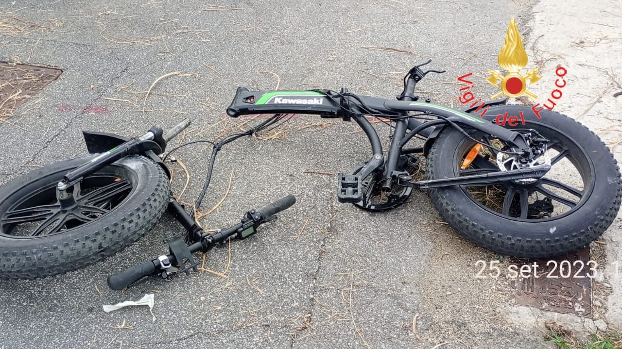 Lamezia, scontro tra bici elettrica e scooter: grave un bimbo di 5 anni