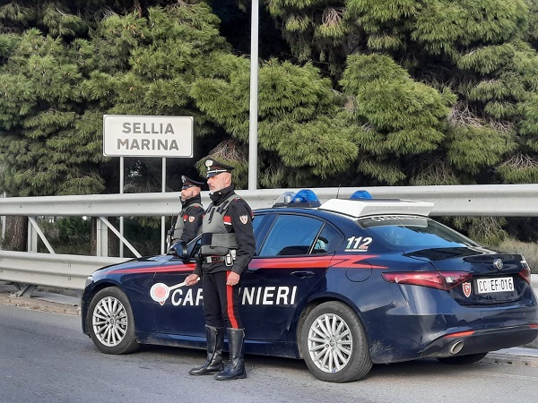 In auto con 3,2 chili di cocaina, arrestati due ventenni a Sellia Marina