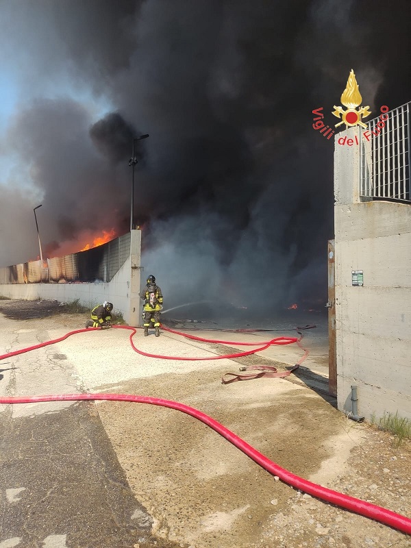 Incendio in una discarica a San Mauro Marchesato, vigili al lavoro da ore