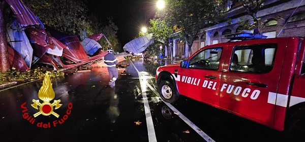 Tromba d’aria nella notte a Crotone, divelti tetti