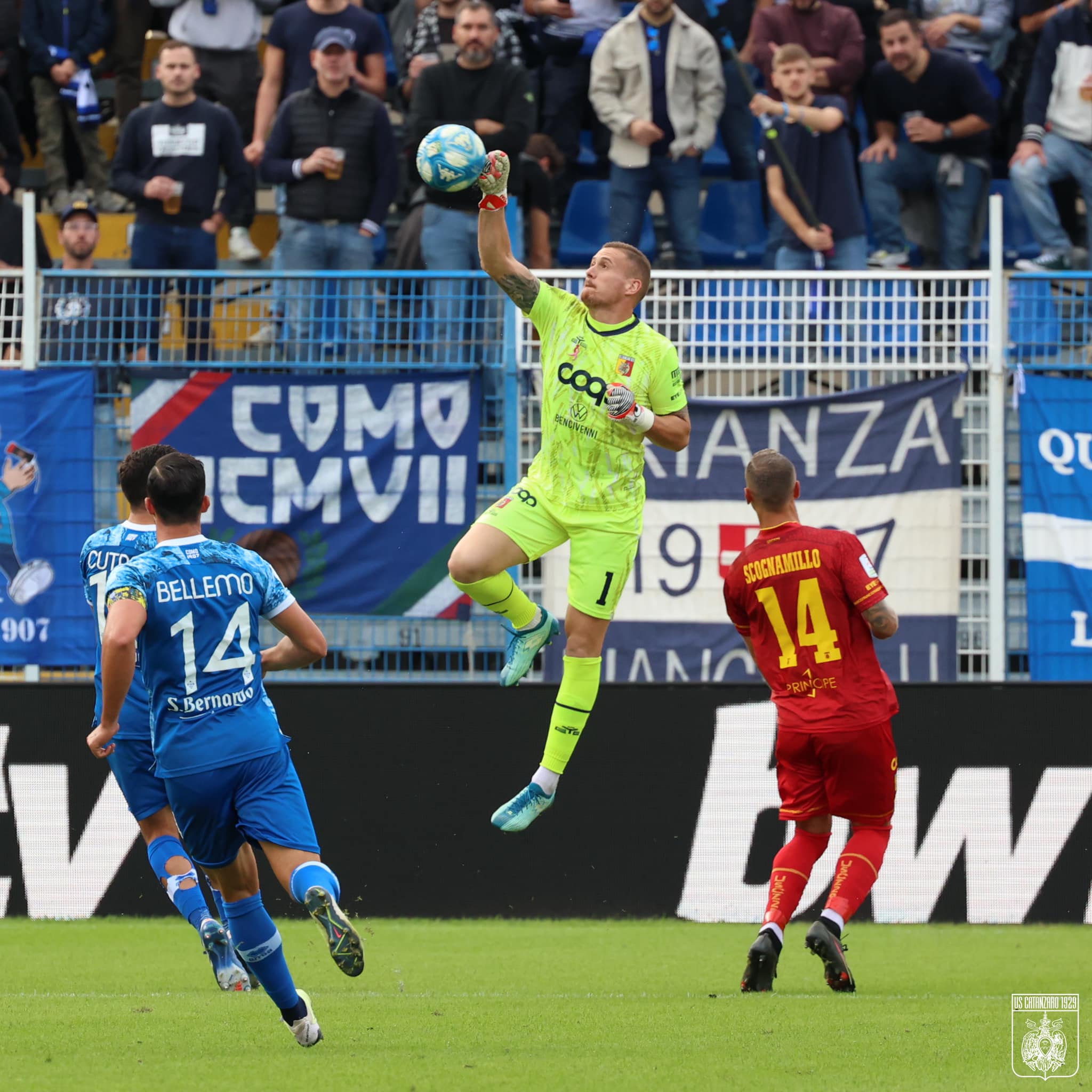 Calcio serie B, prima sconfitta esterna per il Catanzaro che perde 1 a 0 a Como. Decide Verdi su rigore