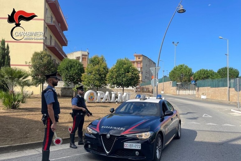 Palmi, telefona ai carabinieri minacciando di morte l’ex compagno: arrestato un 23enne