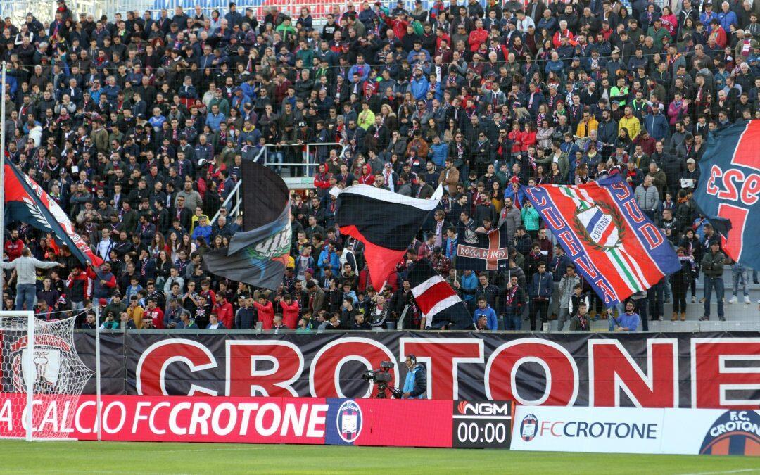 Daspo per due tifosi del Crotone per lancio di petardi durante la gara a Benevento