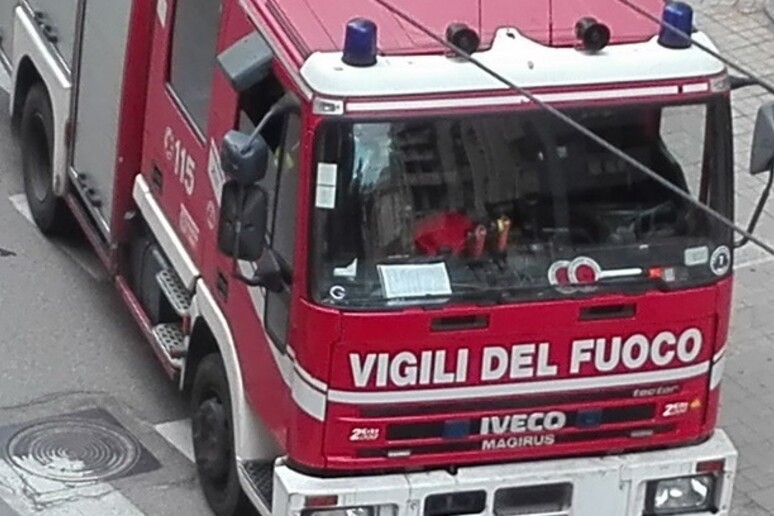 Due automezzi in fiamme sull’A2 vicino allo svincolo Serre, un ferito