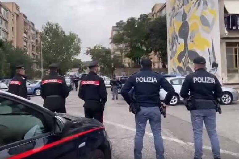 Catanzaro, operazione ad alto impatto in località “Aranceto”. In corso controlli, perquisizioni e posti di blocco