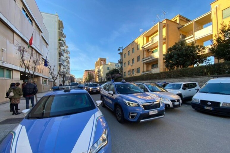 Cosenza, tenta una rapina con un coltello: arrestato un uomo