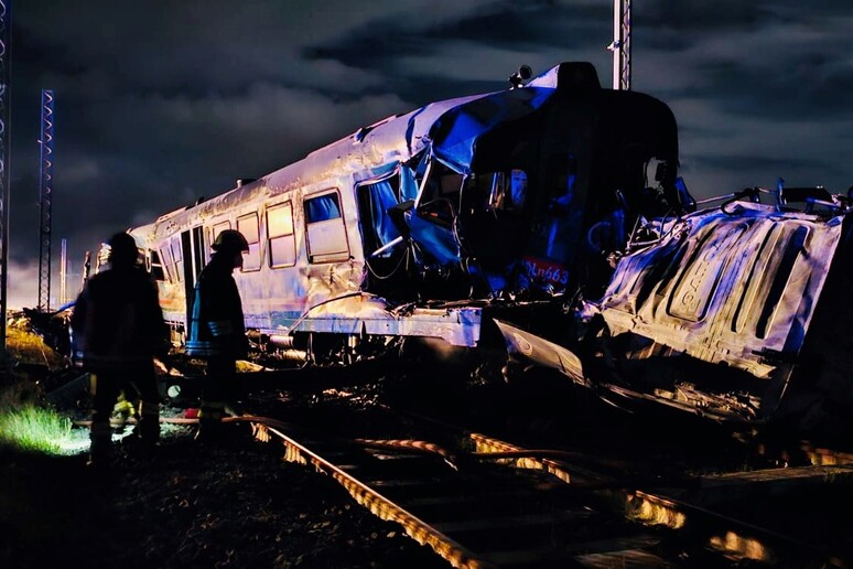 Tremendo scontro treno-camion a Corigliano-Rossano, 2 morti e diversi feriti. Illesi i 10 passeggeri del treno