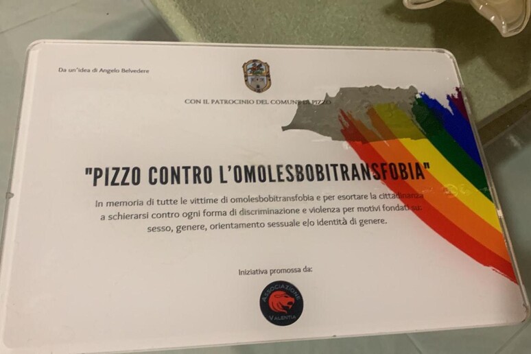 Pizzo, vandalizzata la targa contro le discriminazioni di genere