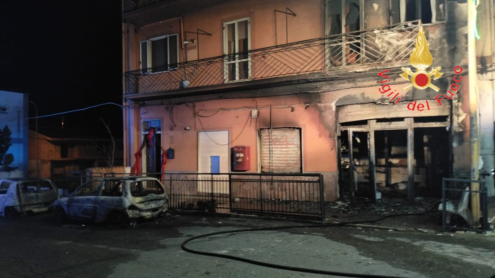 Mandatoriccio, incendio nell’ufficio postale: distrutte due auto. Non si esclude il dolo