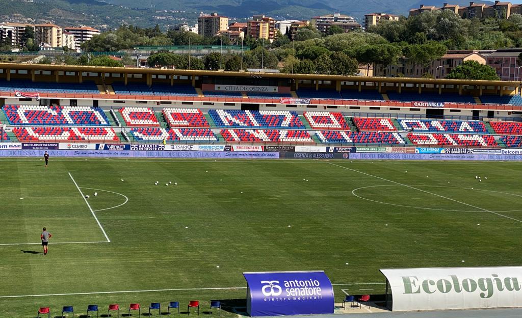 Cosenza ribaltato in casa dal Como, non basta Tutino. Quarta sconfitta in sei gare