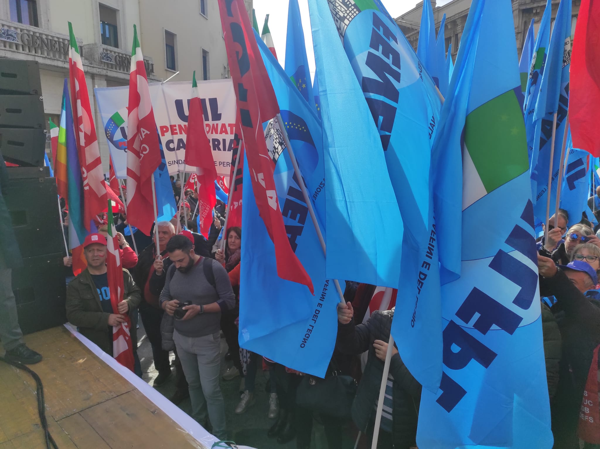 Cgil e Uil in piazza a Catanzaro, Cosenza e Crotone contro la manovra del Governo: “E’ iniqua”