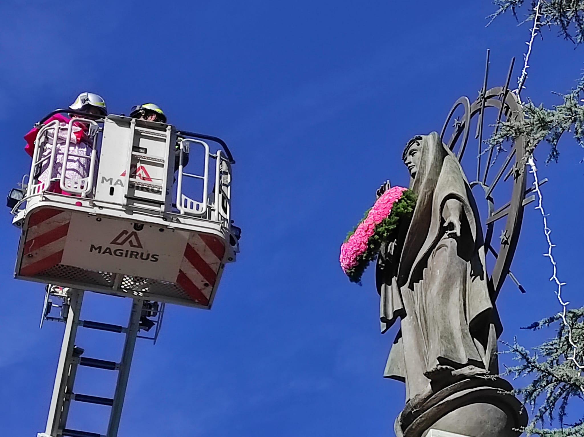 Festa dell’Immacolata a Catanzaro, il vescovo Maniago ha deposto una corona di fiori in cima alla statua della Madonna (FOTO)