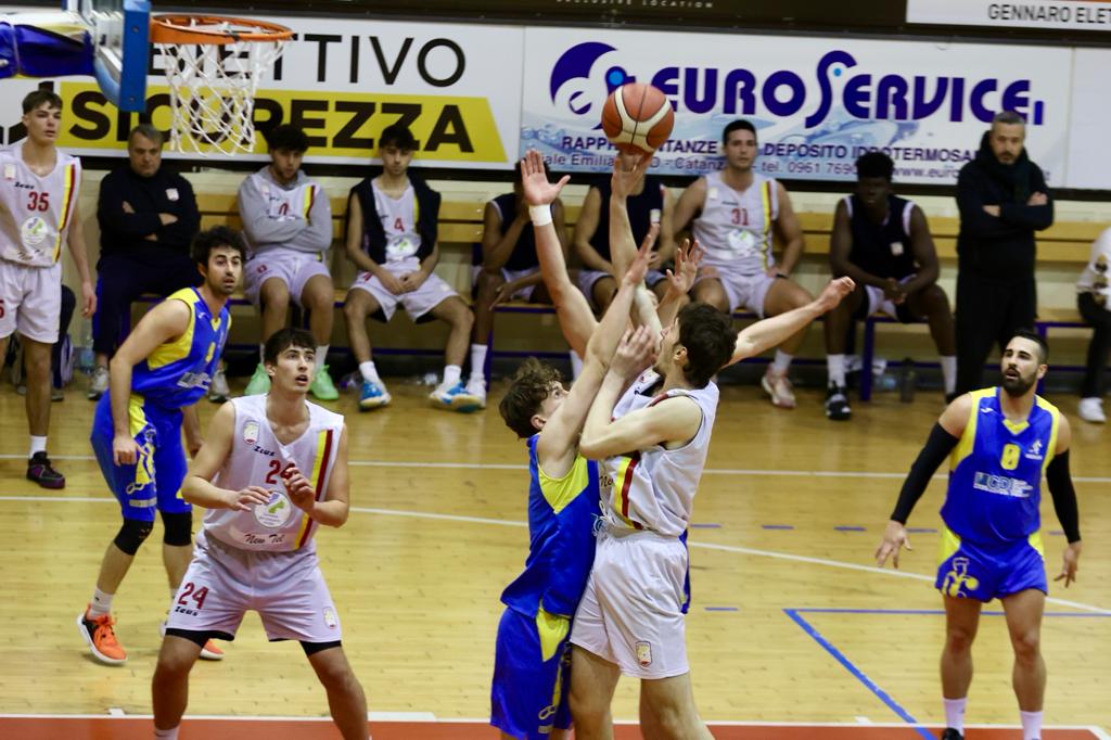 Basket, tensione tra Academy Catanzaro e Giarre: rissa sul parquet, invasione dagli spalti e giocatore ospite colpito