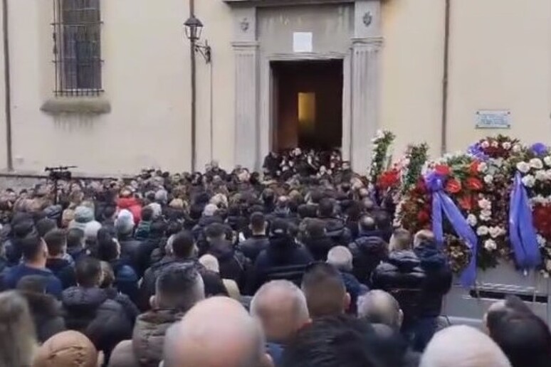 A San Luca i funerali delle 4 vittime della strada statale 106, il Vescovo: “Una storia tragica”