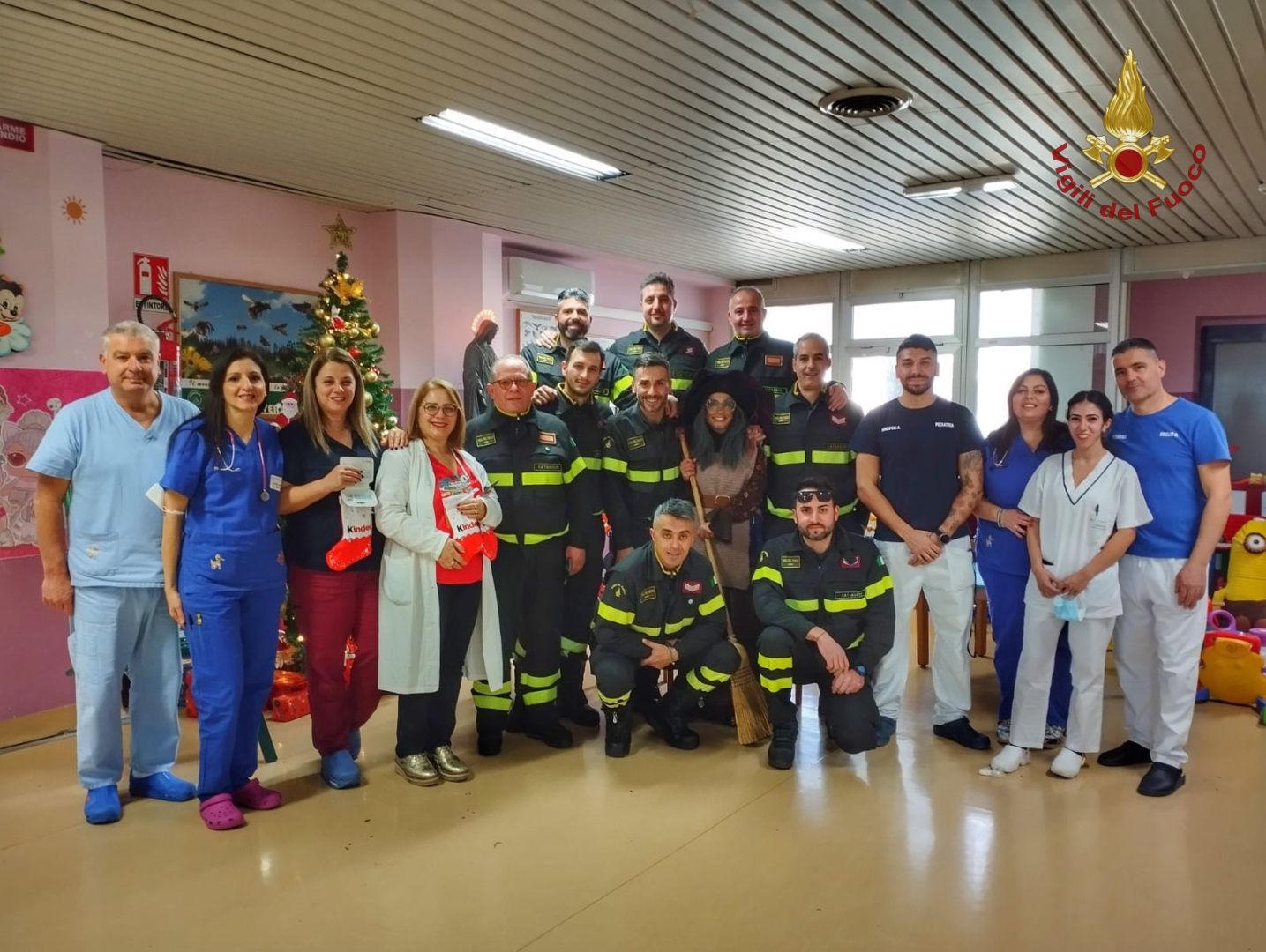 Lamezia, la Befana dei Vigili del Fuoco in visita al reparto di pediatria dell’ospedale Giovanni Paolo II (FOTO)