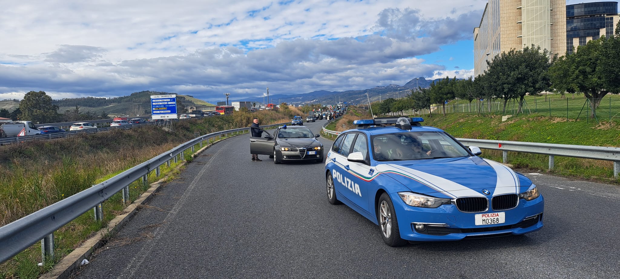 La protesta degli agricoltori non si ferma, presidio anche all’imbocco dello svincolo autostradale di Pizzo