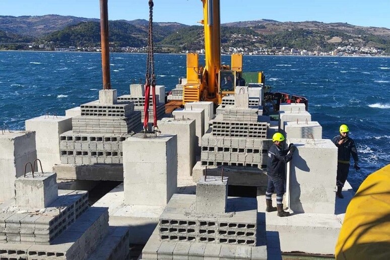 Blocchi di cemento al largo della costa di Montegiordano contro la pesca a strascico