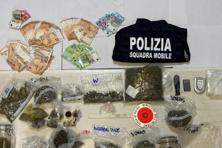 Market della droga in casa, arrestato un uomo a Crotone