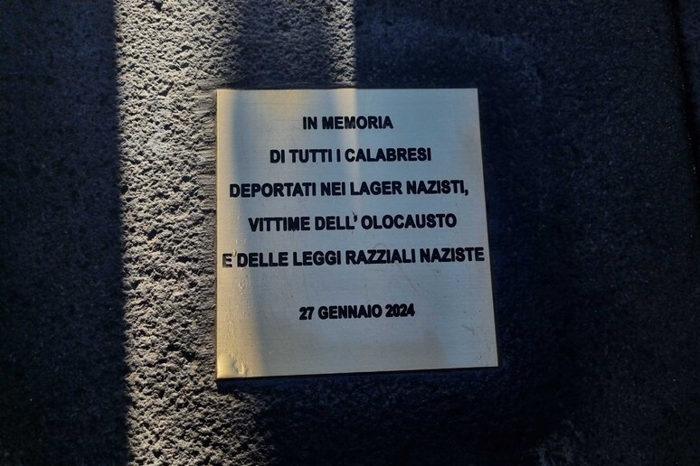 Reggio, scopertura di una pietra d’inciampo in via Giudecca per le vittime della Shoah