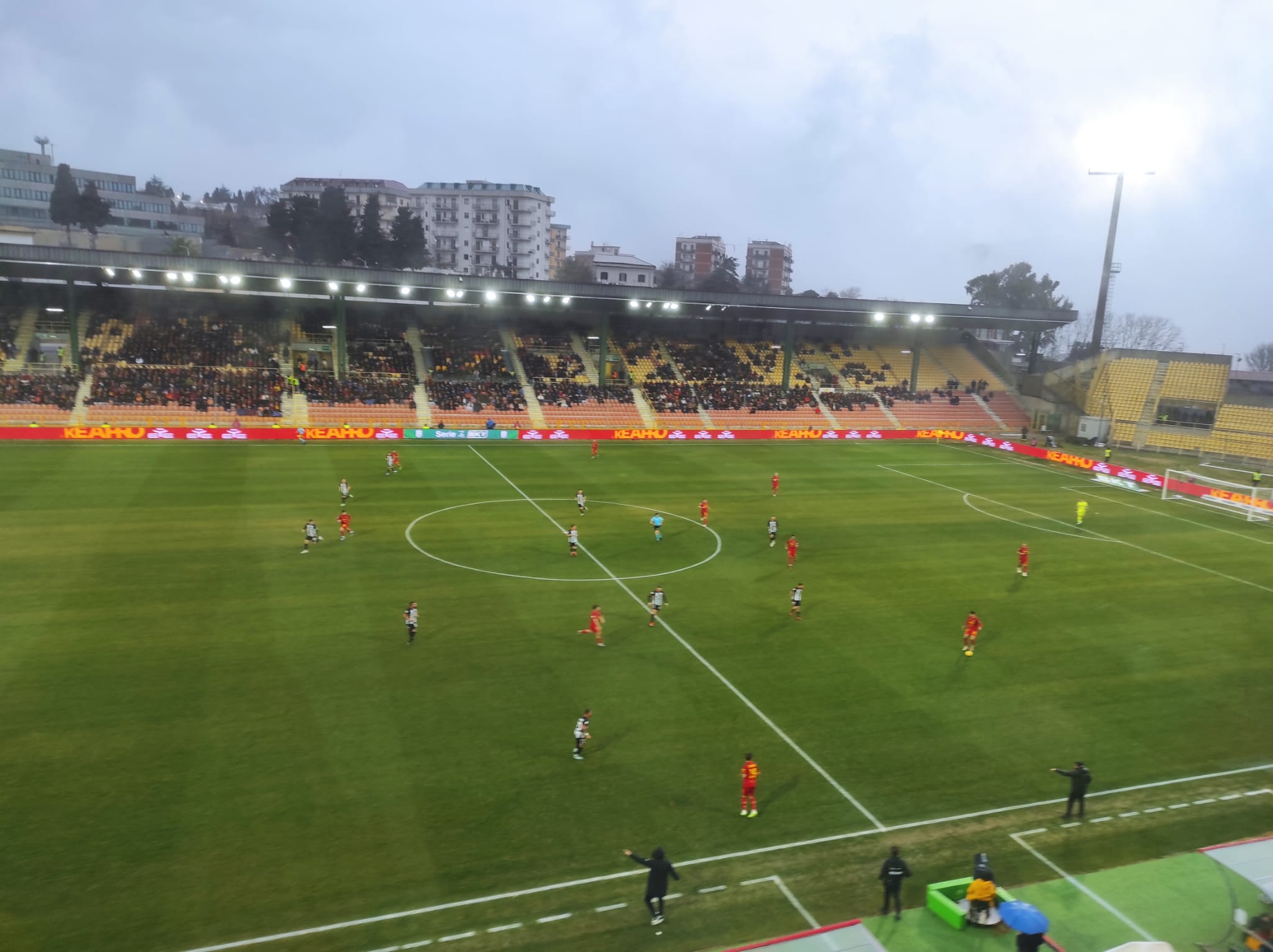 Calcio serie B, il Catanzaro vince 3 a 2 la battaglia con l’Ascoli (in 10 e con tante assenze) e si prende il sesto posto