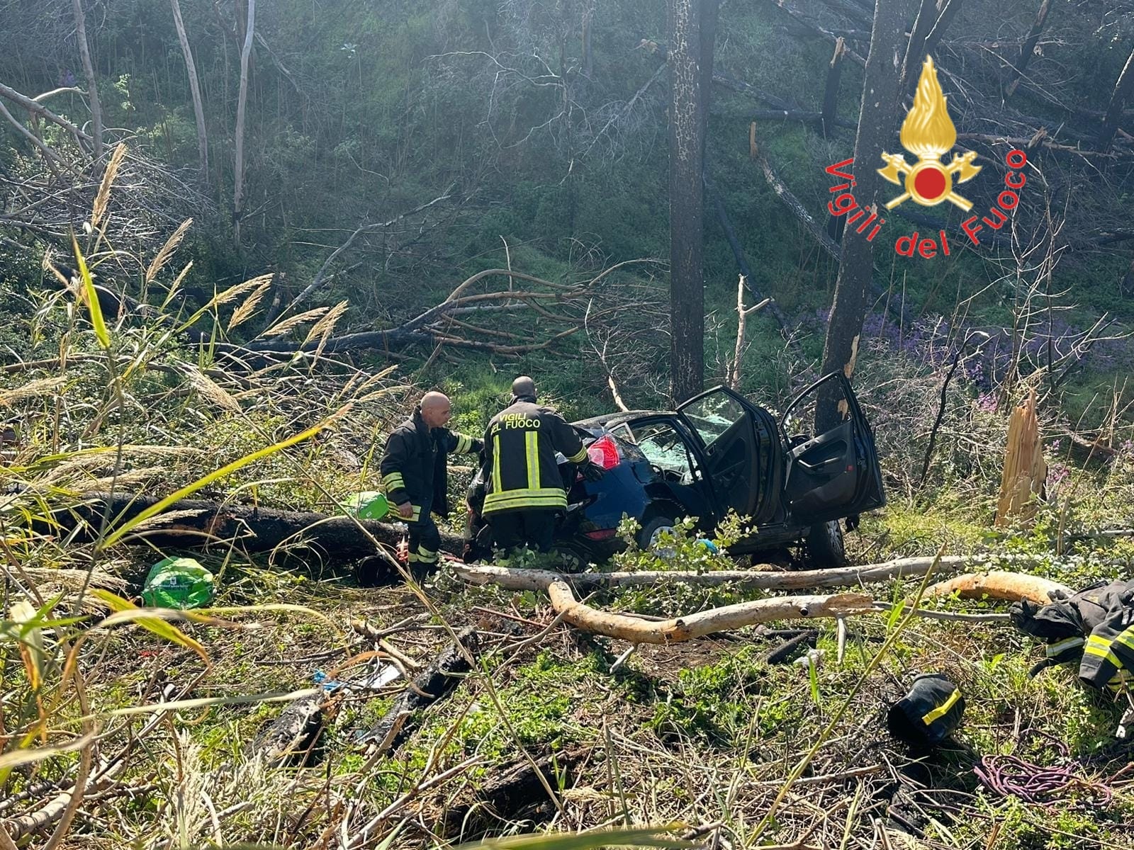 Finisce con l’auto in un burrone a Catanzaro: recuperato dai Vigili del fuoco