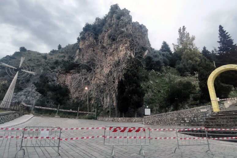 Caduta massi, interdetto l’accesso al Santuario di Praia a Mare